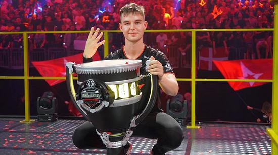 英国警方查获中国间谍案嫌疑人现金手提箱的真相揭晓